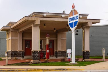 Rochelle, Illinois / ABD - 27 Kasım 2020: Küçük Midwest kasabasındaki 1918 Standart Petrol İstasyonu.