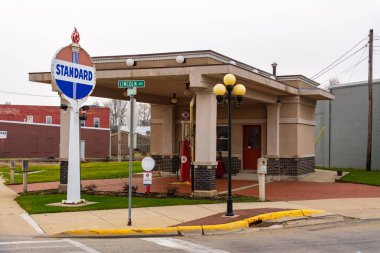 Rochelle, Illinois / ABD - 27 Kasım 2020: Küçük Midwest kasabasındaki 1918 Standart Petrol İstasyonu.