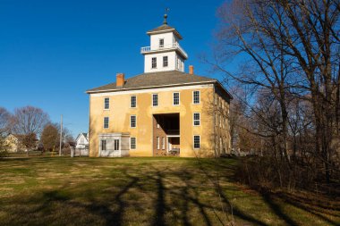 Orta batı kasabasındaki eski binanın dış cephesi..