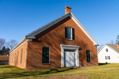Orta batı kasabasındaki eski tuğla kilise..