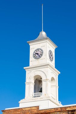 Orta batı kasabasındaki saat kulesi. Paxton, Illinois, ABD