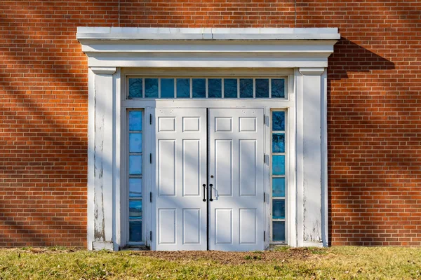 Closed White Doors Old Brick Church — Foto Stock