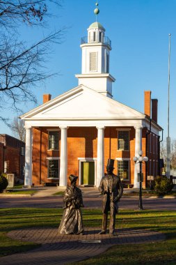 Abraham ve Mary Lincoln Heykelleri 'nin arka planında Tarihi Metamora İlçe Mahkemesi vardı. Metamora, Illinois, ABD