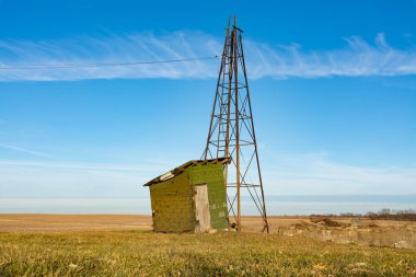 Orta Batı kırsalında eski yel değirmeni ve kuyu evi kalıntıları. Putnam County, Illinois, ABD