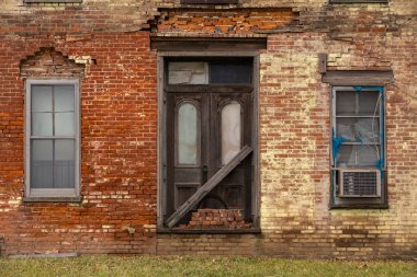Ortabatı 'da terk edilmiş eski bir ev. McLean County, Illinois, ABD