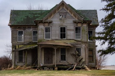 Ortabatı 'da terk edilmiş eski bir ev. McLean County, Illinois, ABD