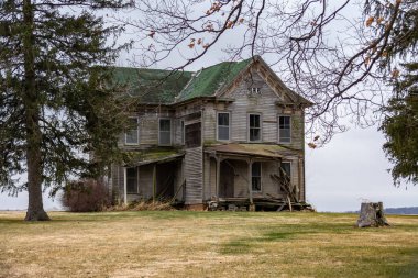 Ortabatı 'da terk edilmiş eski bir ev. McLean County, Illinois, ABD