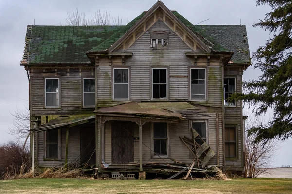 Ortabatı 'da terk edilmiş eski bir ev. McLean County, Illinois, ABD
