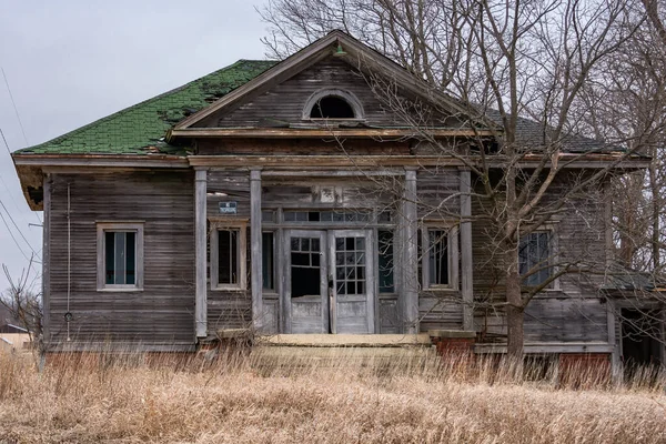 在一个阴冷的冬日 中西部的一所废弃的旧校舍 美国伊利诺伊州Dewitt县 — 图库照片
