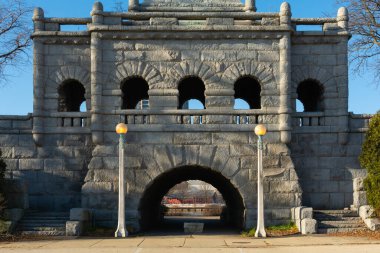 Parka çıkan tünelli taş yapı. Chicago, Illinois, ABD