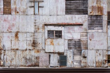 Illinois kırsalındaki tren rayları boyunca uzanan eski binanın dışı..