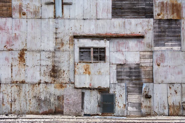 Illinois kırsalındaki tren rayları boyunca uzanan eski binanın dışı..
