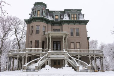 Kış karından sonra Orta Batı 'da eski bir malikane. LaSalle, Illinois, ABD