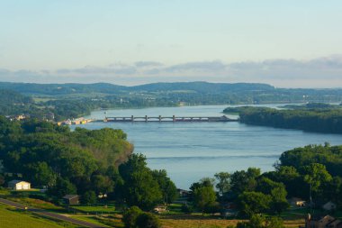 Mississippi Nehri 'ne bakan güzel bir yaz sabahı. Bellevue State Park, Iowa, ABD