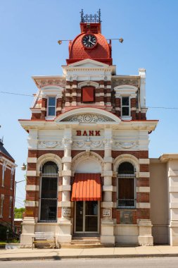 Orta batı kasabasındaki eski renkli banka. McLeansboro, Illinois, ABD