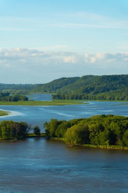 Mississippi Nehri 'ne bakan güzel bir yaz sabahı. Bellevue State Park, Iowa, ABD