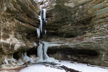 Karlı bir kış sabahı St. Louis Kanyonu 'nda. Aç Rock State Park, Illinois, ABD