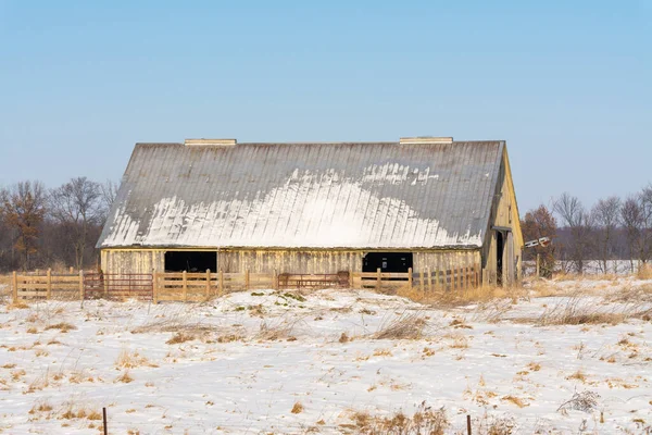 雪の多い田舎の古い納屋 — ストック写真
