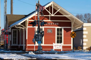 Güzel bir kış sabahı, küçük bir Midwest kasabasındaki eski tren istasyonu. Chillicothe, Illinois, ABD