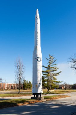 Illinois kırsalındaki kullanılmayan hava üssünde eski bir füze..