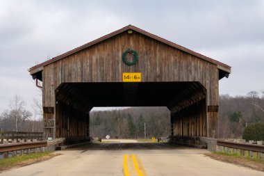Bulutlu bir kış sabahı tahta kaplı köprü. Morrison, Illinois, ABD