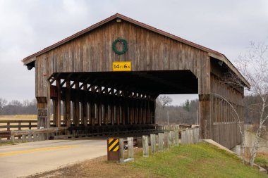 Bulutlu bir kış sabahı tahta kaplı köprü. Morrison, Illinois, ABD