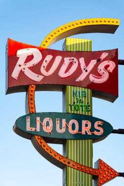 LaSalle, Illinois / ABD - 20 Ocak 2021: Midwest içki dükkanının yanındaki vintage neon tabela.