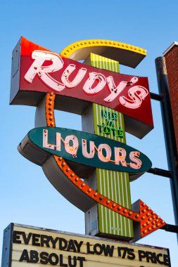 LaSalle, Illinois / ABD - 20 Ocak 2021: Midwest içki dükkanının yanındaki vintage neon tabela.