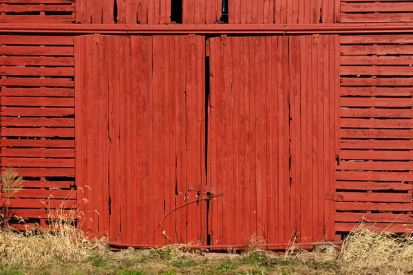 Geschlossene Rote Scheunentore — Stockfoto