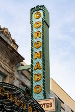 Rockford, Illinois / ABD - 13 Ocak 2021: Rockford şehir merkezindeki tarihi Coronado Tiyatrosu.