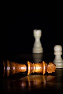 Siyah arkaplanı olan siyah ahşap satranç taşı..