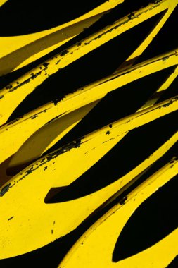 Eski metal yel değirmeni bıçaklarının soyut perspektifi.