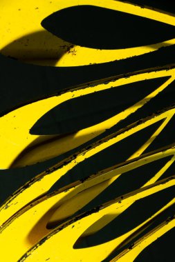 Eski metal yel değirmeni bıçaklarının soyut perspektifi.