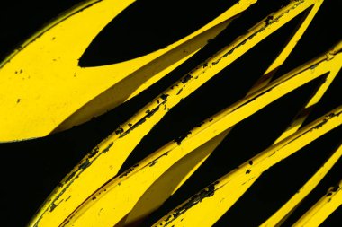 Eski metal yel değirmeni bıçaklarının soyut perspektifi.