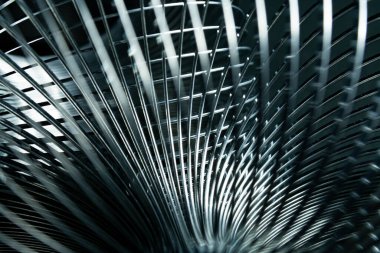 Siyah arkaplan ile soyut metal spiraller.