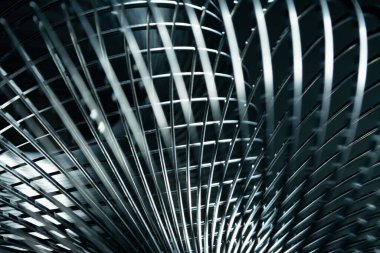 Siyah arkaplan ile soyut metal spiraller.