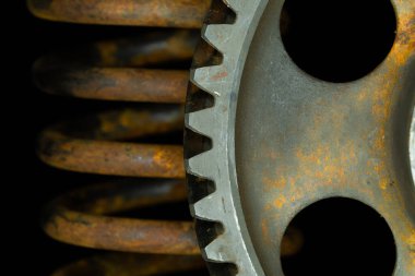 Paslı yay ve siyah arka planlı vitesler.