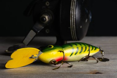 Eski ahşap ve siyah arka planda klasik balıkçılık malzemesi.