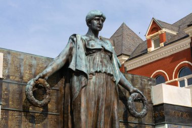 Oregon, Illinois / ABD - 27 Nisan 2021: Lorado Taft 'ın güzel bir bahar sabahı yaptığı Askerler Anıtı.