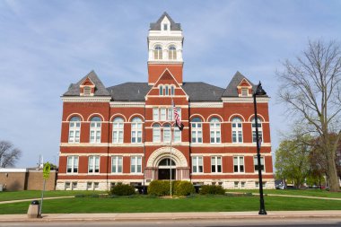 Ogle County Adliyesi 'nin dışında güzel bir bahar sabahı. Oregon, Illinois, ABD