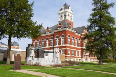 Ogle County Adliyesi 'nin dışında güzel bir bahar sabahı. Oregon, Illinois, ABD