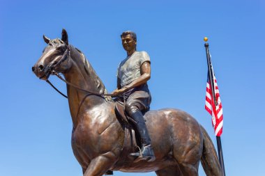 Dixon, Illinois - ABD - 15 Haziran 2021: Nehir kenarındaki güzel güneşli bir günde Reagan Heykeli Başlıyor.