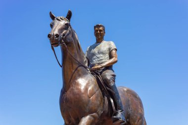 Dixon, Illinois - ABD - 15 Haziran 2021: Nehir kenarındaki güzel güneşli bir günde Reagan Heykeli Başlıyor.