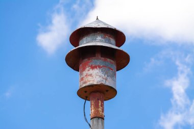Arka planda bulutlar ve mavi gökyüzü olan küçük bir Orta Batı kasabasında eski bir hortum sireniydi. Ohio, Illinois, ABD