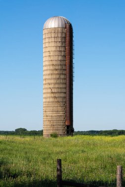 Güneşli bir sabahta açık arazide çiftlik ambarı. Lee County, Illinois, ABD