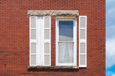 Eski şehir merkezindeki pencere ve tuğla duvar. Dixon, Illinois, ABD.