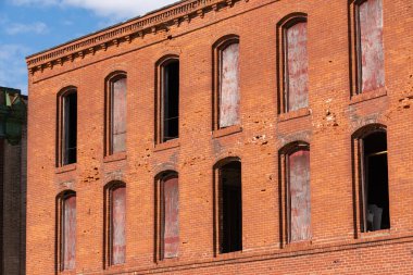 Orta batıdaki eski terk edilmiş binalar ve mağazalar..