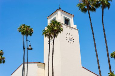 Union İstasyonu 'nun dışı. Arkasında parlak mavi gökyüzü var..