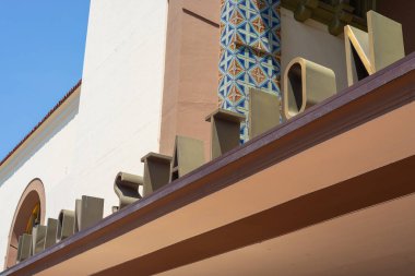 Union İstasyonu 'nun dışı. Arkasında parlak mavi gökyüzü var..