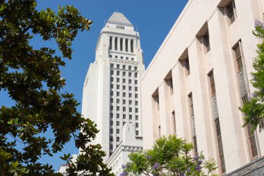 Güzel bir yaz sabahında belediye binasının önünde. Los Angeles, Kaliforniya, ABD